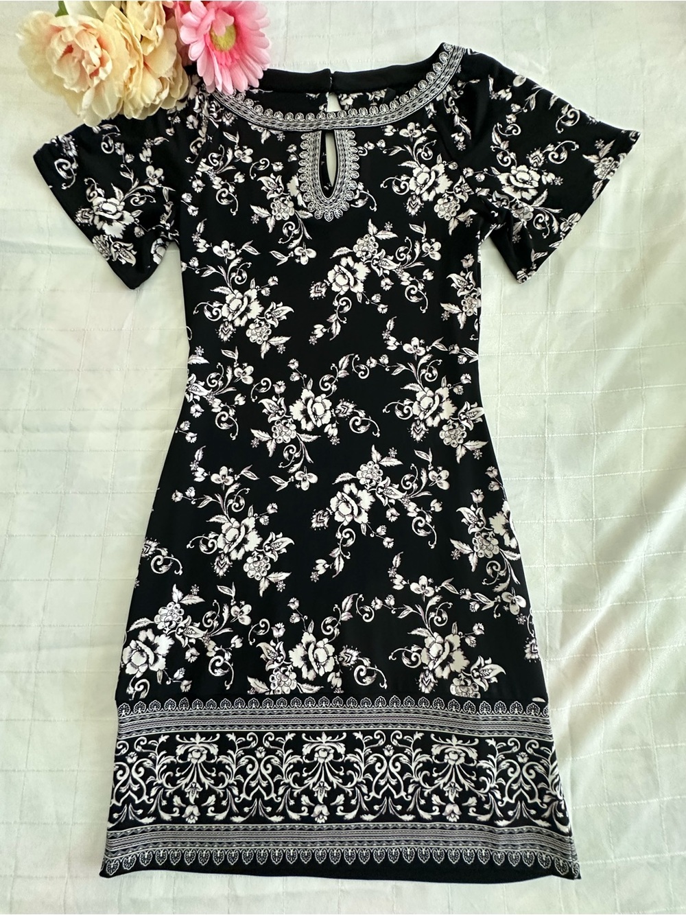 White House Black Market Black & White Floral Keyhole Mini Dress